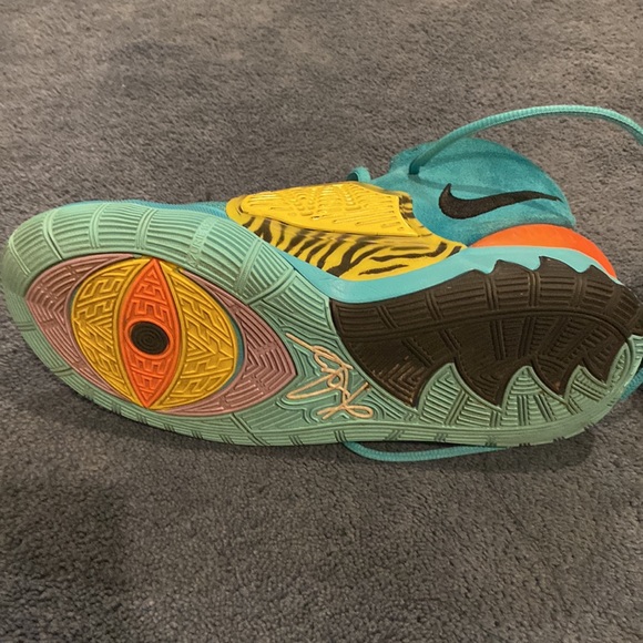 Kyrie basketball shoes boys size 6.5 pretty good condition 8.8/10 open to offers - Picture 2 of 4
